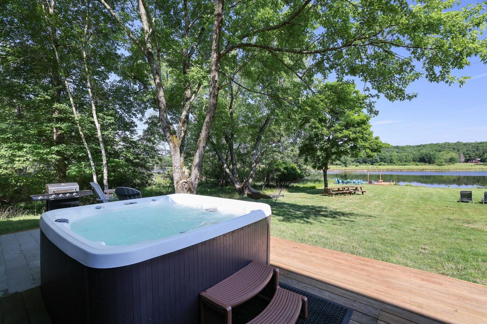 Poconos Brand New Lakefront Oasis 1 Acre, Hottub Gameroom Firepits Talk About Privacy Albrightsville Exteriör bild
