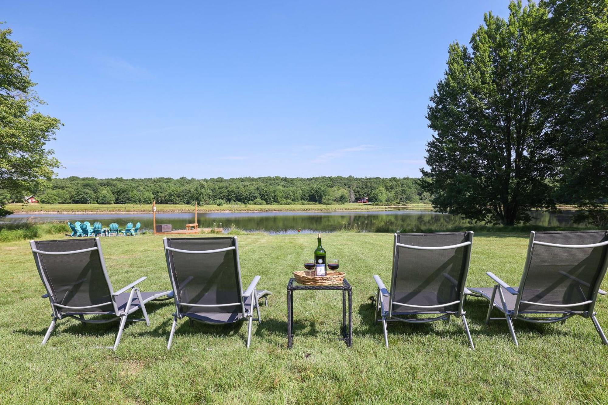 Poconos Brand New Lakefront Oasis 1 Acre, Hottub Gameroom Firepits Talk About Privacy Albrightsville Exteriör bild